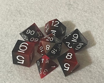 Noir et rouge mat - Jeu de dés en résine 23 mm à bords tranchants
