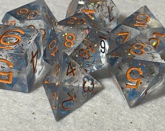 Paillettes orange et bleues - Jeu de dés en résine polyédrique à bords tranchants de 23 mm