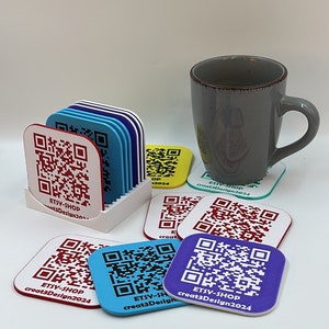 Könnte beinhalten: Ein Set aus bunten Untersetzern mit quadratischer Form und einem aufgedruckten QR-Code auf jedem. Die Untersetzer sind aus Schaumstoff und haben einen weißen Rand. Der Text "ETSY-SHOP creat3Design2024" ist auf jedem Untersetzer aufgedruckt.