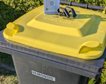 Set of 2 garbage can vent clips to prevent maggots and odors | Robust slide-on design | Weatherproof ABS | For yellow/black bins