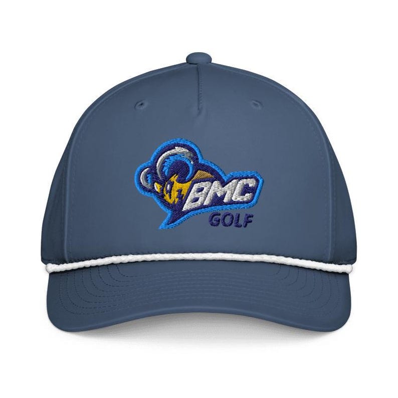 K&ouml;nnte beinhalten: Eine marineblaue Baseballkappe mit einem wei&szlig;en Kordeldetail an der Basis der Krone. Die Vorderseite zeigt ein gesticktes Logo eines gelb-blauen Widderkopfes mit dem Text BMC GOLF in wei&szlig;er und blauer Schrift auf blauem Hintergrund.