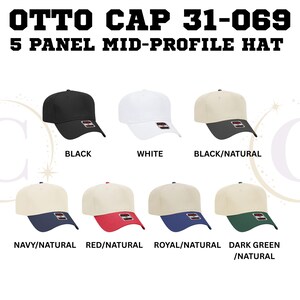 Może przedstawiać: OTTO CAP 31-069 5 PANEL MID-PROFILE HAT. Kolekcja siedmiu czapek z daszkiem w r&oacute;żnych kombinacjach kolorystycznych: jednolity czarny, jednolity biały, czarny z naturalnym, granatowy z naturalnym, czerwony z naturalnym, kr&oacute;lewski błękit z naturalnym, ciemnozielony z naturalnym.