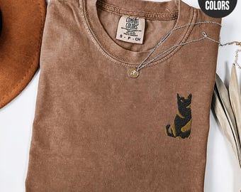 Camiseta Comfort Colors® bordada con gato carey, camiseta carey, camiseta de gato carey, mamá de gato carey, regalos de gato carey