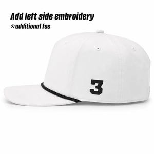 K&ouml;nnte beinhalten: Eine wei&szlig;e Baseballkappe mit einer schwarzen Zahl 3, die an der Seite aufgestickt ist, und einer schwarzen Kordel an der Basis der Krone. Der Text Add left side embroidery *additional fee ist &uuml;ber der Kappe auf wei&szlig;em Grund zu sehen.