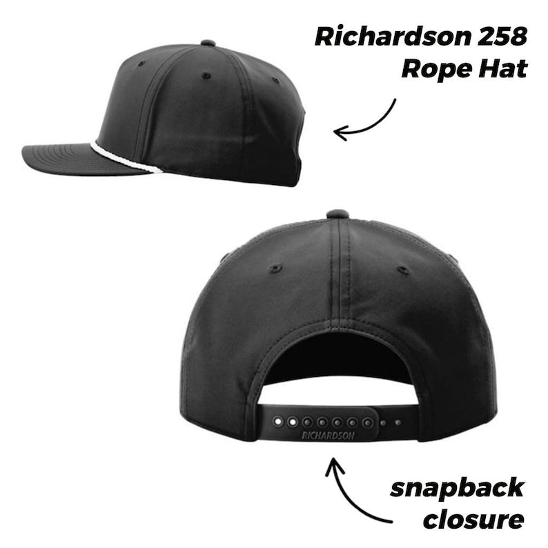 K&ouml;nnte beinhalten: Eine schwarze Richardson 258 Rope-Cap mit einem wei&szlig;en Kordeldetail an der Basis der Krone und einem schwarzen Kunststoff-Snapback-Verschluss auf der R&uuml;ckseite. Die Kappe ist von der Seite und von hinten abgebildet.