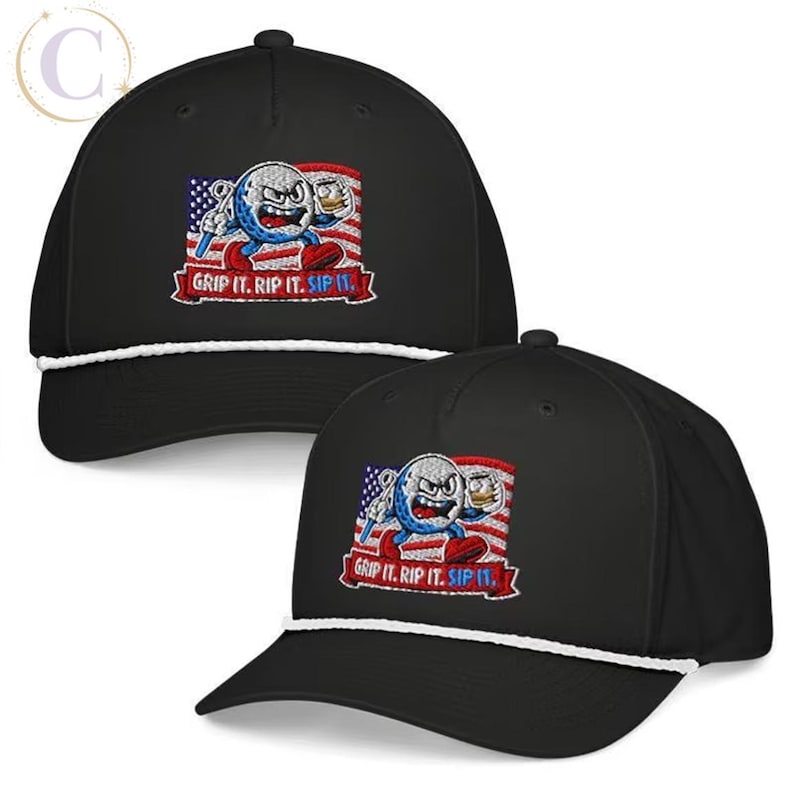 K&ouml;nnte beinhalten: Eine schwarze Baseballkappe mit einem wei&szlig;en Kordeldetail an der Basis der Krone. Die Vorderseite zeigt eine gestickte Grafik einer w&uuml;tenden Golfball-Figur mit einem Getr&auml;nk vor einer US-Flagge und dem Schriftzug GRIP IT. RIP IT. SIP IT.
