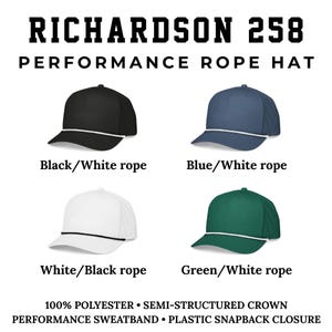 Op de afbeelding: Vier Richardson 258 performance rope petten in zwart, blauw, wit en groen. Elke pet heeft een contrasterend touwdetail over de klep, een semi-gestructureerde kroon, een performance zweetband en een plastic snapback sluiting van 100% polyester.