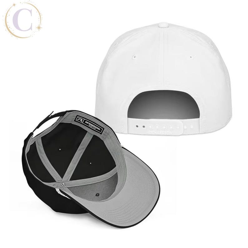 K&ouml;nnte beinhalten: Eine wei&szlig;e Baseballkappe mit Kunststoff-Druckknopfverschluss ist von hinten zu sehen. Daneben ist eine schwarze Baseballkappe von innen abgebildet, die ein graues Innenfutter, strukturelle N&auml;hte und ein Richardson-Markenetikett zeigt.