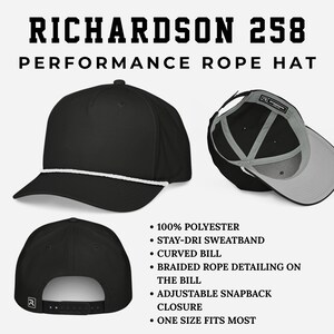 Op de afbeelding: Een zwarte Richardson 258 performance rope pet met een gebogen klep en wit gevlochten koorddetail. De pet heeft een zweetband, een verstelbare snapback-sluiting en is gemaakt van 100% polyester. Tekst: RICHARDSON 258 PERFORMANCE ROPE HAT.