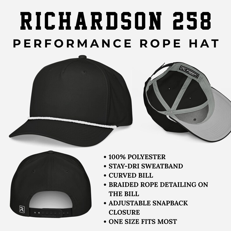 Op de afbeelding: Een zwarte Richardson 258 performance rope pet met een gebogen klep en wit gevlochten koorddetail. De pet heeft een zweetband, een verstelbare snapback-sluiting en is gemaakt van 100% polyester. Tekst: RICHARDSON 258 PERFORMANCE ROPE HAT.