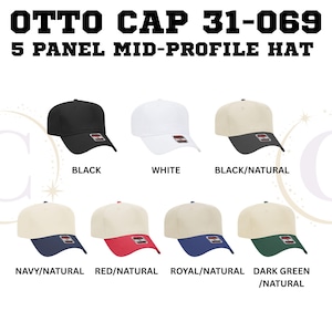 Op de afbeelding: Een display van Otto Cap 31-069, 5-paneel mid-profile petten in diverse kleuren. De petten zijn zwart, wit, zwart/naturel, marine/naturel, rood/naturel, koninklijk/naturel en donkergroen/naturel. Elke pet heeft een gebogen klep.