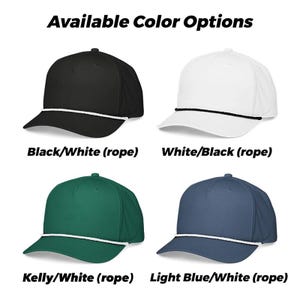 K&ouml;nnte beinhalten: Vier Baseballkappen mit Kordelbesatz am Schirm. Die Optionen sind Schwarz mit wei&szlig;er Kordel, Wei&szlig; mit schwarzer Kordel, Kelly-Gr&uuml;n mit wei&szlig;er Kordel und Hellblau mit wei&szlig;er Kordel. Der Text Available Color Options steht oben im Bild.