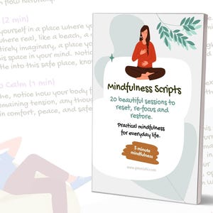 Könnte beinhalten: Buchcover "Mindfulness Scripts" mit einer meditierenden Frau. Das Cover enthält Text über Sitzungen zum Zurücksetzen, Neufokussieren und Wiederherstellen, mit einem 5-Minuten-Achtschnitt. Das Buch ist hellgrün und weiß.