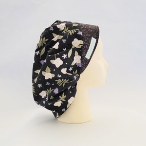 BrightCaps Surgical cap Traditional Bouffant cap Black with floral print Contrasting head band