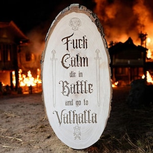 Könnte beinhalten: Holztafel mit dem Text "Fuck Calm die in Battle and go to Valhalla" in gotischer Schrift graviert. Die Tafel zeigt Schwerter und Totenkopf-Designs. Der Hintergrund zeigt eine feurige Szene.