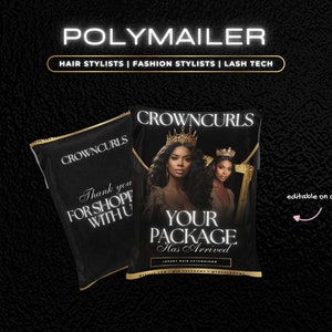 Könnte beinhalten: Ein schwarzer und goldener Polymailer mit dem Text "CROWNCURLS" und "YOUR PACKAGE HAS ARRIVED" darauf. Der Polymailer ist mit einer Krone und einer Frau mit lockigem Haar verziert. Der Text "editable on canva" ist in rosa auf der rechten Seite des Bildes geschrieben.