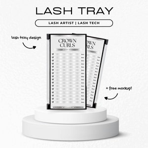 Puede incluir: Dos bandejas de pestañas negras con rejillas blancas y el texto "CROWN CURLS" y "OWN CURLS" en una plataforma blanca. El texto "lash tray design" y "+ free mockup!" están escritos en negro sobre un fondo blanco.