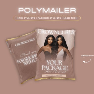 Może przedstawiać: Złoty i biały polymailer z tekstem "CROWNCURLS" i "YOUR PACKAGE Has Arrived". Polymailer jest ozdobiony zdjęciem dwóch kobiet z długimi, kręconymi włosami. Tekst "editable on canva" jest również widoczny na polymailerze.