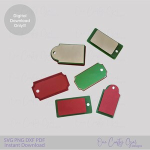 Puede incluir: Una colección de etiquetas de regalo en capas en rojo, verde y beige. Las etiquetas tienen varias formas, incluyendo rectángulos y tapas redondeadas, con pequeños agujeros para la cuerda. La imagen incluye el texto "Digital Download Only!!!" y "SVG PNG DXF PDF Instant Download".