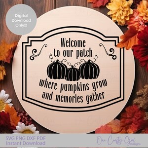 Op de afbeelding: Een ronde houten plaat met een zwart omlijnd ontwerp. De tekst "Welcome to our patch where pumpkins grow and memories gather" staat erop, met illustraties van pompoenen. Herfstbladeren omringen het bord.