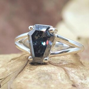 3 Karat grauer Moissanit Verlobungsring, 14 Karat Gold Versprechen Ring Geschenk für sie, Sarg Diamantring, schwarzer Zaum Diamantring