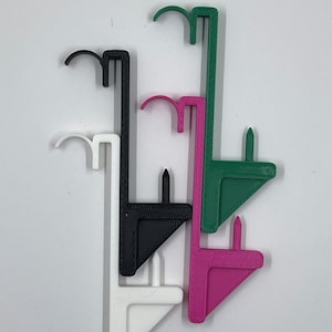 Può includere: Quattro angoli di supporto in plastica di colore bianco, nero, rosa e verde. Gli angoli sono progettati per unire due pezzi di legno o altri materiali ad un angolo di 90 gradi.
