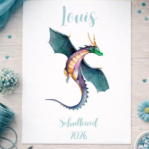Op de afbeelding: Een rechthoekige witte print met een aquarelillustratie van een paarse en groene draak met grote vleugels en gouden hoorns. De tekst Louis staat in lichtblauw boven de draak en de tekst Schulkind 2026 staat in lichtblauw onder de draak.