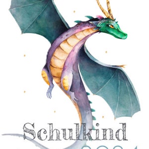 Puede incluir: Una ilustración en acuarela de un dragón con cabeza verde, cuerpo morado y alas verde azulado, con cuernos y vientre de color canela. El dragón está rodeado de pequeñas estrellas doradas. Debajo del dragón, el texto dice Schulkind 2024.