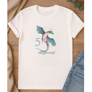 Transferencia termoadhesiva de un dragón volador | Transferencia DTF | Diseño textil DIY personalizado con nombre y edad para niños