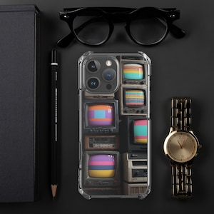 Può includere: Una custodia per telefono trasparente con un design retrò che presenta più televisori vintage con schermi colorati. I televisori sono impilati uno sopra l'altro e hanno un aspetto vintage usurato.