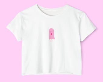 Puede incluir: Una camiseta corta blanca de manga corta con un pequeño gráfico centrado de un fantasma rosa con expresión de sorpresa. Debajo del fantasma, la palabra "boo!" está impresa en una fuente cursiva rosa pequeña, creando un diseño simple y limpio.