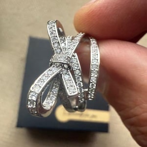 Hermoso anillo de lazo