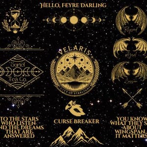 Puede incluir: Una ilustración digital de un mundo de fantasía con un fondo de cielo nocturno estrellado. La ilustración presenta un esquema de color dorado y negro con texto que dice "HELLO, FEYRE DARLING", "VELARIS. CITY OF STARLIGHT", "TO THE STARS WHO LISTEN. AND THE DREAMS THAT ARE ANSWERED", "CURSE BREAKER", "YOU KNOW WHAT THEY SAY ABOUT WINGSPAN.... IT MATTERS", "Suriel Tea Co.", y "THE HOTTEST TEA YOU'LL EVER SPILL".