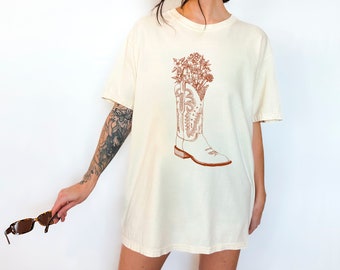 T-shirt med Wildflowers Cowgirl-motiv och bohemiska mönster