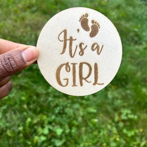 Carte en bois Révélation du Sexe pour Gender Reveal et Baby Shower, carte en bois pour découvrir le Genre, C'est une fille, C'est un garçon.