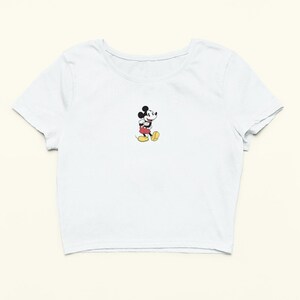 Peut inclure: T-shirt blanc court avec une petite image brod&eacute;e de Mickey Mouse au centre.