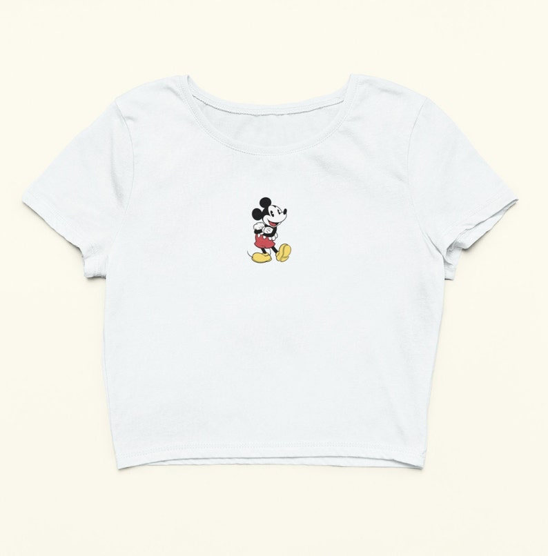 Peut inclure: T-shirt blanc court avec une petite image brod&eacute;e de Mickey Mouse au centre.