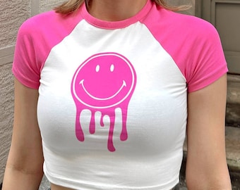 T-shirt corta rosa raglan: vestibilità slim con effetto sorriso