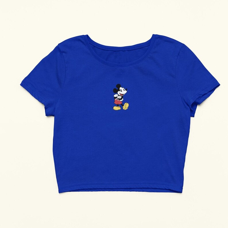 Peut inclure: Un t-shirt court bleu royal avec une image de dessin anim&eacute; de Mickey Mouse au centre.