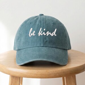 Geborduurde hoed van Be Kind Dad, pet van katoenen keperstof in vintagestijl