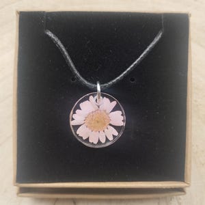 Collar de margaritas de resina