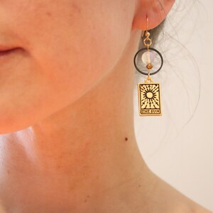 Boucle d'oreille symbole carte de tarot le soleil plaqué en or et pierre d'opalite, boucle d'oreille métaux mixtes perle de cristal