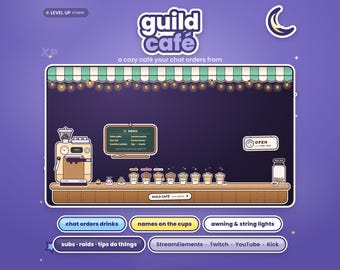 Könnte beinhalten: Ein digitales Grafik-Overlay für Streams im Café-Design mit grün-weiß gestreifter Markise, Lichterkette, Espressomaschine, Menütafel und einer Reihe von Getränkebechern. Text enthält guild café, open und verschiedene Menüpunkte.