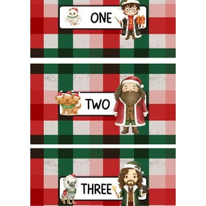 Op de afbeelding: Drie rechthoekige kaarten met een rood, groen en wit geruite achtergrond. Elke kaart bevat een nummer en een bijbehorende illustratie: een uil, een tovenaar en een hond. De woorden "ONE", "TWO" en "THREE" worden op elke kaart weergegeven.