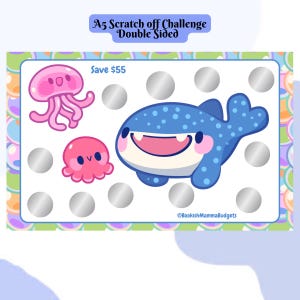 Può includere: Scheda sfida gratta e vinci A5 con un design colorato. La scheda presenta illustrazioni di cartoni animati di una medusa, un polpo e una balena. Il testo "Risparmia $55" è visualizzato, insieme a cerchi argentati da grattare. La scheda è bifacciale.