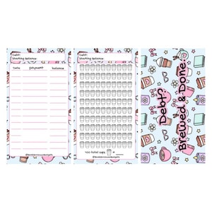 Op de afbeelding: Een lichtblauwe planner met roze accenten en de tekst "Debt? Brewed & Done." De planner bevat secties voor het volgen van schulden, betalingen en een koffiekopjes tracker. Decoratieve elementen zijn koffiekopjes, bloemen en strikken.