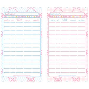 Może przedstawiać: Dwa arkusze budżetowe do wydruku, jeden w kolorze niebieskim, a drugi w różowym, ze wzorem kokardki. Każdy arkusz ma sekcje na kategorię, datę, bank, gotówkę i sumę. Tekst "@BookishMammuttuderets" znajduje się na dole każdego arkusza.