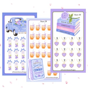 Può includere: Tre fogli di adesivi con illustrazioni di un pickup azzurro con fiori, barattoli con fiocchi viola, una pila di libri intitolati Ruin Me Rancher, Cowboy's Kiss, Texas Heat, Saddled & Swept Away e collane a forma di cuore.