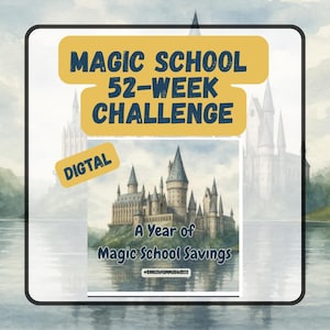 Op de afbeelding: Een digitale 52-weken spaarchallenge tracker met een aquarelillustratie van een groot kasteel aan een meer. De tekst luidt MAGIC SCHOOL 52-WEEK CHALLENGE, DIGITAL, A Year of Magic School Savings en @BOOKISHMAMMABUDGETS in donkerblauw.