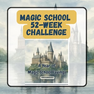 Könnte beinhalten: Ein rechteckiges Schild mit einer Aquarellillustration einer Burg an einem See. Der Text lautet MAGIC SCHOOL 52-WEEK CHALLENGE oben und A Year of Magic School Savings mit dem Handle @BOOKISHMAMMABUDGETS unten.